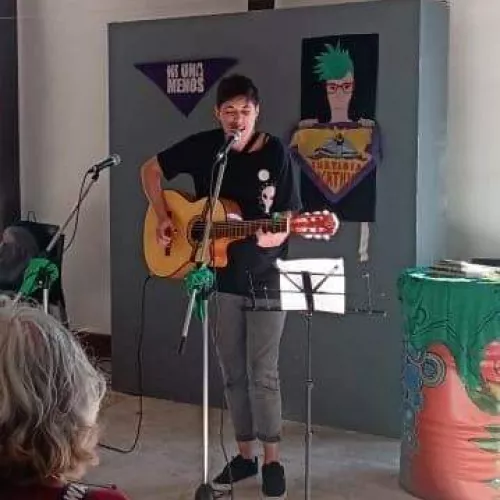 Cantando en la prevención de la muestra JUSTICIA X KATHY en la ciudad de Sierra de la Ventana