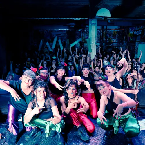 Imagen de la banda y el público al finalizar un show.