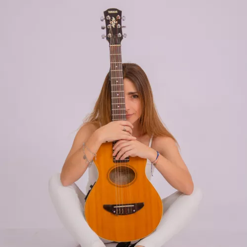 Sencillamente yo y mi guitarra seguimos creando