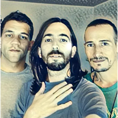 Retrato, plano medio. Marcoco (al medio) junto a Facu (izquierda) y Franco (derecha)