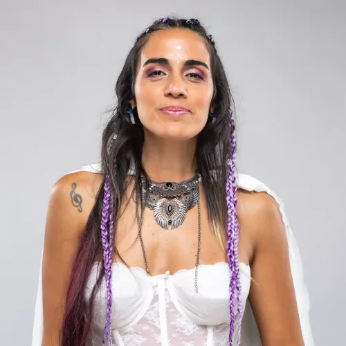 Plano medio de Maria Florencia Silva, vestida con un coret blanco y trenzas cocidas en el pelo