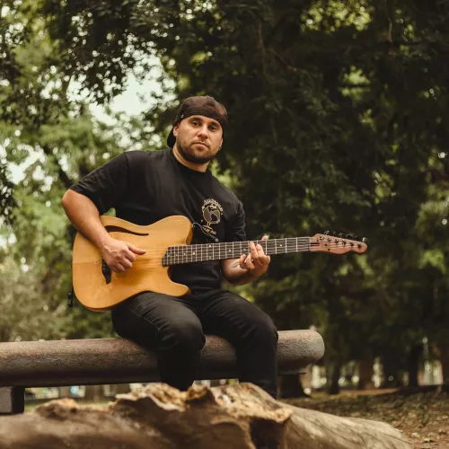 marquitos folkis sentado tocando la guitarra