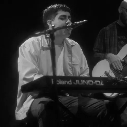 Martin Pradas en vivo, interpretando una de sus canciones en el año 2023