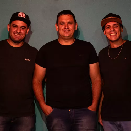 Mda folk . Somos tres músicos del partido de la costa que interpretamos folklore tradicional y de proyeccion ideal para bailar