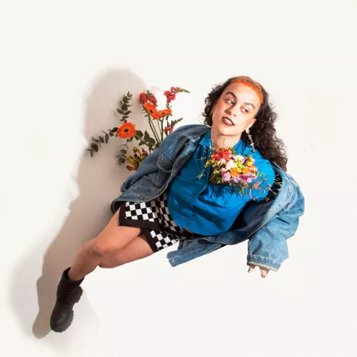memu flotando con flores que le nacen del pecho