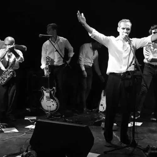 Grupo musical Mister América tras presentación en la ciudad de La Plata
