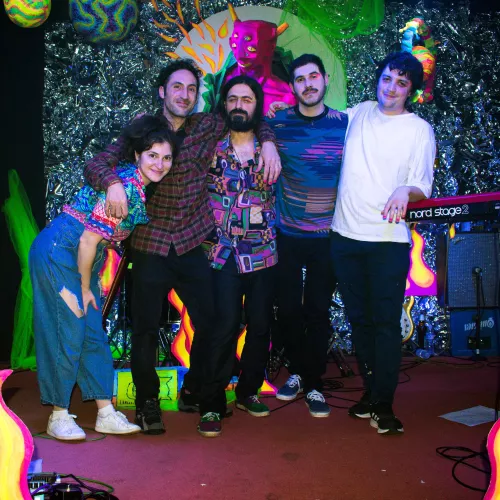 Monxz luego de su fecha con escenografía basada en su cancion Casa Funk