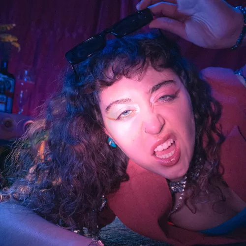 Mora en una sesión de fotos, hecha por la crew Concepto Fucsia