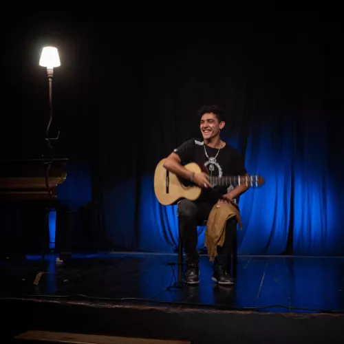 Nicolás Solís; Nacido en Coronel Vidal (Arbolito) busca realzar nuestra identidad bonaerense haciendo un recorrido desde las diferentes especies y ritmos como los son “La huella”, el “Estilo”, pasando por lo orillero y llegando hasta la música ciudadana “Tango”, teniendo como eje principal a la guitarra, pero también dialogando musicalmente con el canto, el violín y otras guitarras con arreglos originales para esta formaciones como también con composiciones propias.