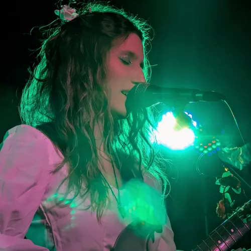 Fotografia de la artista "Nishi" con su guitarra en el show de presentación del disco Guardiana