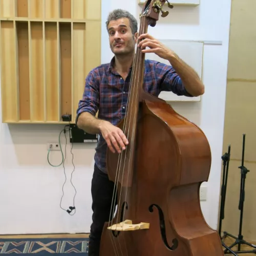 En la foto estoy en la prueba de audio de una grabación en el estudio de la Facultad de Artes de La Plata, con mi contrabajo y muy contento
