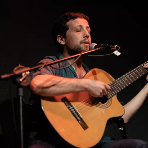 Pablo Vainstein cantando en vivo