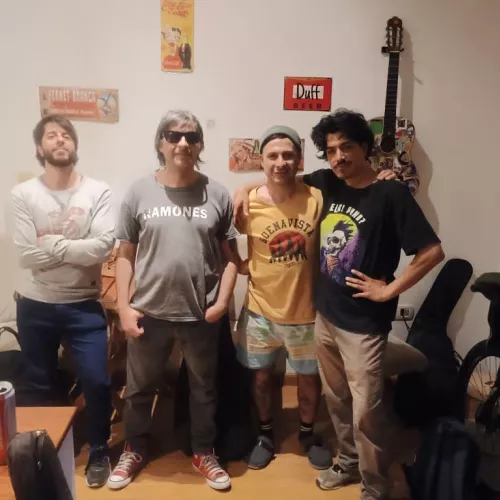 Formacion Pelo Punk en la sala de ensayo