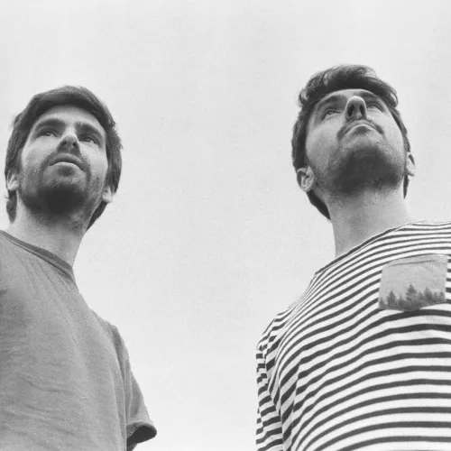 Pibe Tiburón es un duo que se presenta en banda