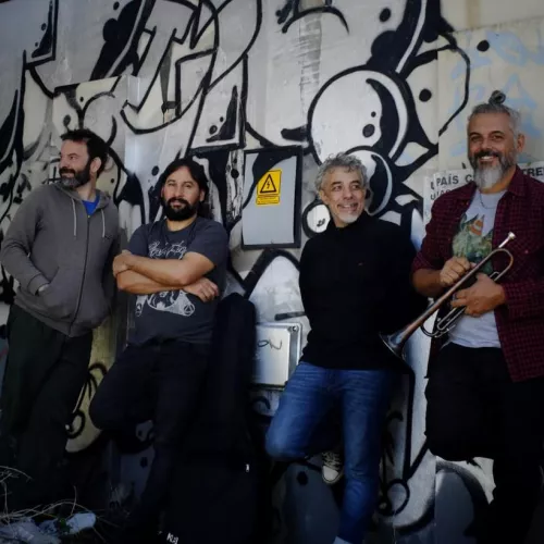 Banda platense que aborda, con cancionero propio, diversos ritmos rioplatenses