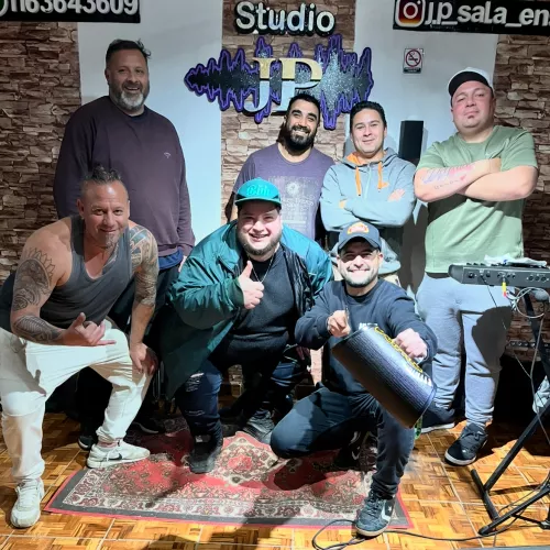 Somos una banda de cumbia de zona sur ,hacemos covers y temas propios , le ponemos condimento a tu fiesta ,llevamos el sabor y la música 