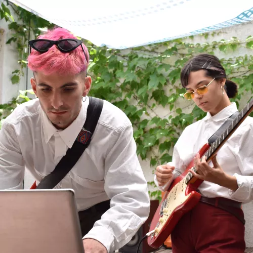 El dúo tocando ambos guitarra