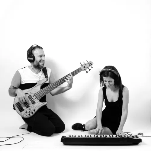 Grupo creativo y compositivo de la ciudad de La Plata, formado por Seba Aceto y Flor Zerillo en el que componen canciones con variadas influencias musicales. Se sumaron varios invitados como Loi Sanguinetti, Guillermina Doyhenard, Leticia Carelli, Bocho Zerillo , Manu Lattanzio y Federico Reyna.