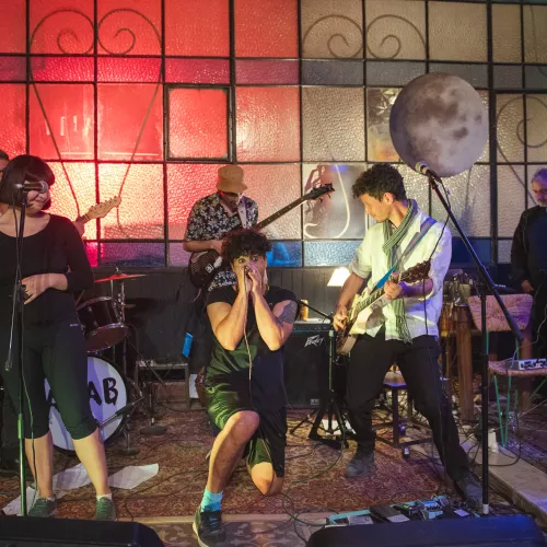 Foto de la banda interpretando en vivo