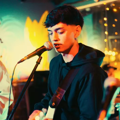 foto de artista con guitarra y cantando