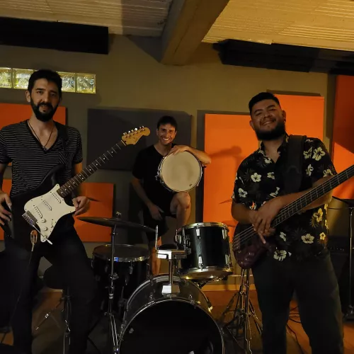 Foto en sala de ensayo de los 3 integrantes del grupo
