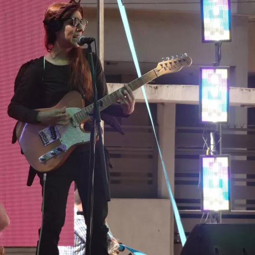 Guitarrista disfrazada de cucaracha