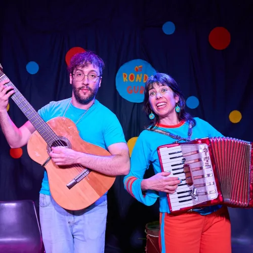 Foto del dúo. Juan Pablo Mounier a la izquierda portando guitarra, Andy Bozzo a la derecha portando acordeón