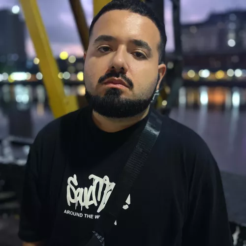 Sando Mic de frente, portada del single "picante"