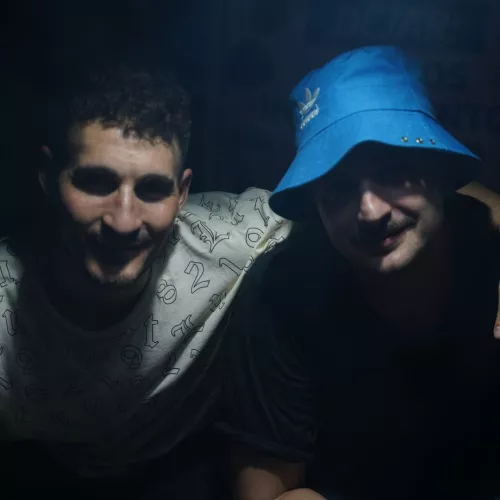 SBB & Radio Otelo, es un proyecto pensado como duo que en vivo disparamos pistas o secuencias pero siempre esta la idea de expandir el grupo. Empezamos en el 2023 a tocar y de a poco vamos grabando para sacar nuestros temas.