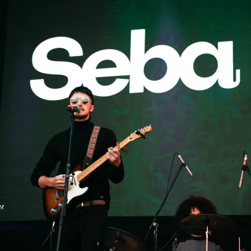 Seba Rivas tocando en el Festival Aniversario de la Ciudad de Quilmes