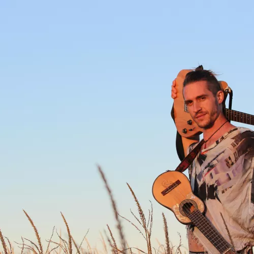 Sebastos Sevastí con su charango y guitarra eléctrica