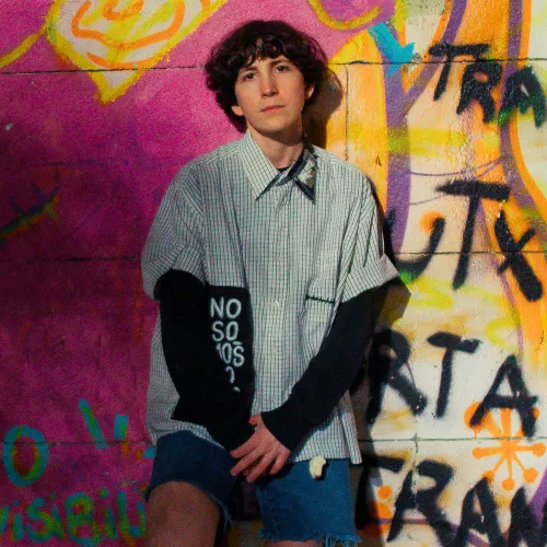 Señorita Novio contra una pared con grafitis de la comunidad queer