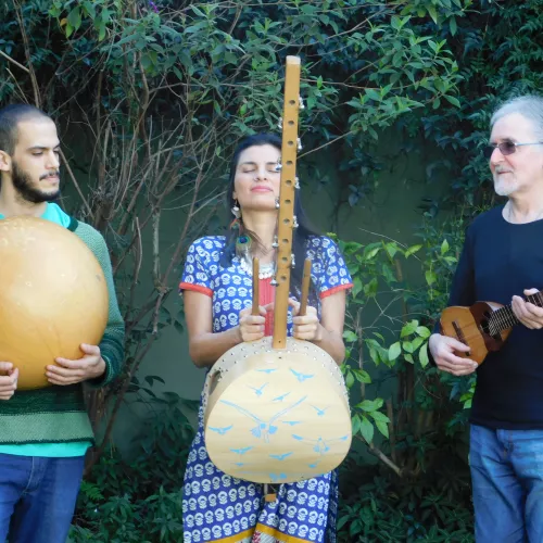 Músicas atravesadas por sonoridades exóticas, basadas en conceptos de mestizaje, y ritmos de distintas latitudes que tienden puentes entre géneros de culturas alejadas.