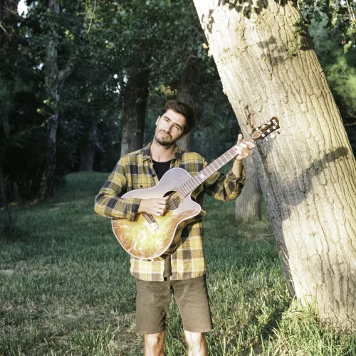 Simón se presenta con guitarra acústica