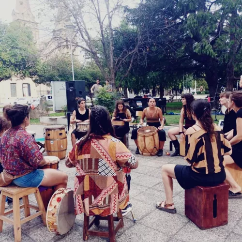 Tamboreras y Cantoras en la plaza de Coronel Suárez 