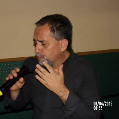 Nombre artístico Ricardo Fabián, en la imagen cantando en vivo