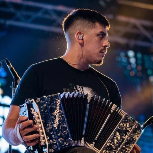 Tetu torres tocando en el festival esperando el sol del 25