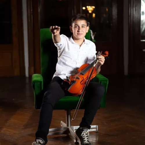 Thiago y su violín, artista pehuajense, que hace deleitar al público en cada presentación con su violín, ha recorrido escenarios como, Fiesta Nacional del Girasol, Festival de la Sierra, Festival de Folclore Surero, entre otros.
