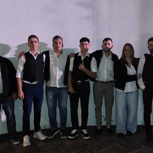 Foto antes de subir al escenario en un baile familiar en Pigue