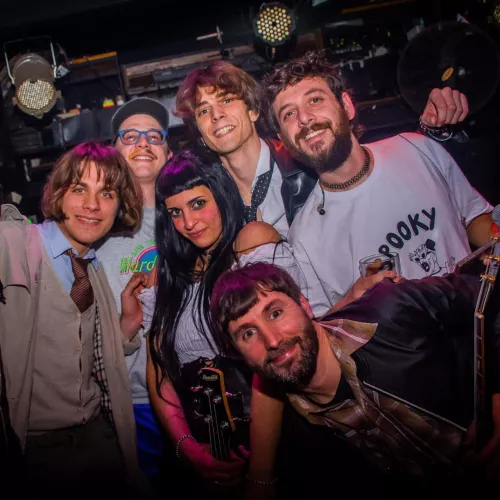 Es una banda de rock autogestiva oriunda de la ciudad de La Plata formada en el año 2021, sus integrantes, cada cual con su trayectoria en distintos géneros se han consolidado para formar lo que llamamos Un Par De Raros. La banda publicó 2 singles grabados en la Facultad de Artes y producido por Francisco Marafioti llamados: Más que nunca y Perro de calle que se pueden encontrar en todas las plataformas. La banda se encuentra en proceso de producción de nuevas canciones.