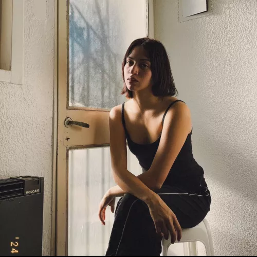 Foto de Valentina sentada frente a una ventana