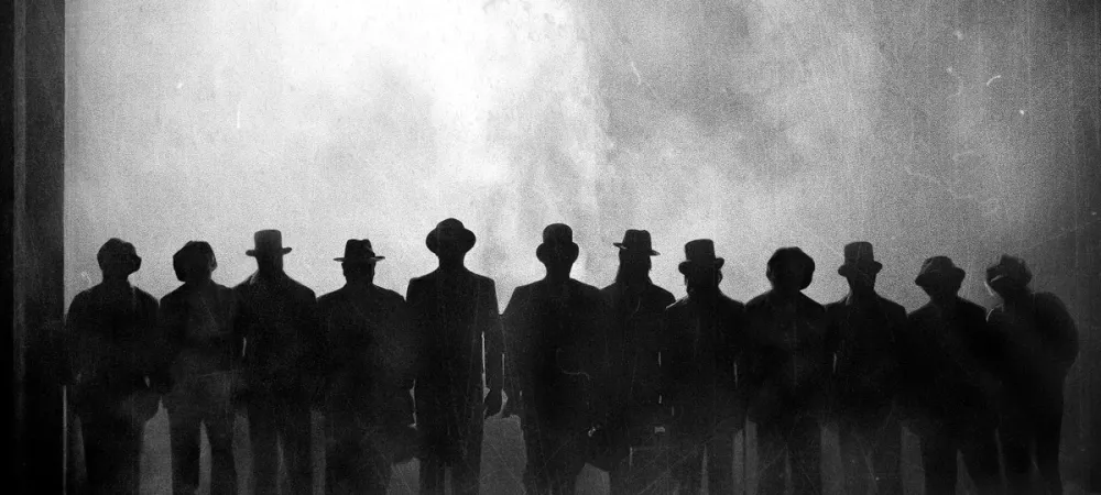 Autenticos Decadentes Y la Banda Sigue