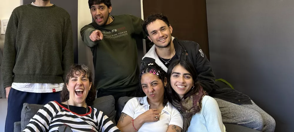 Foto de los 6 integrantes de la banda en un sillon