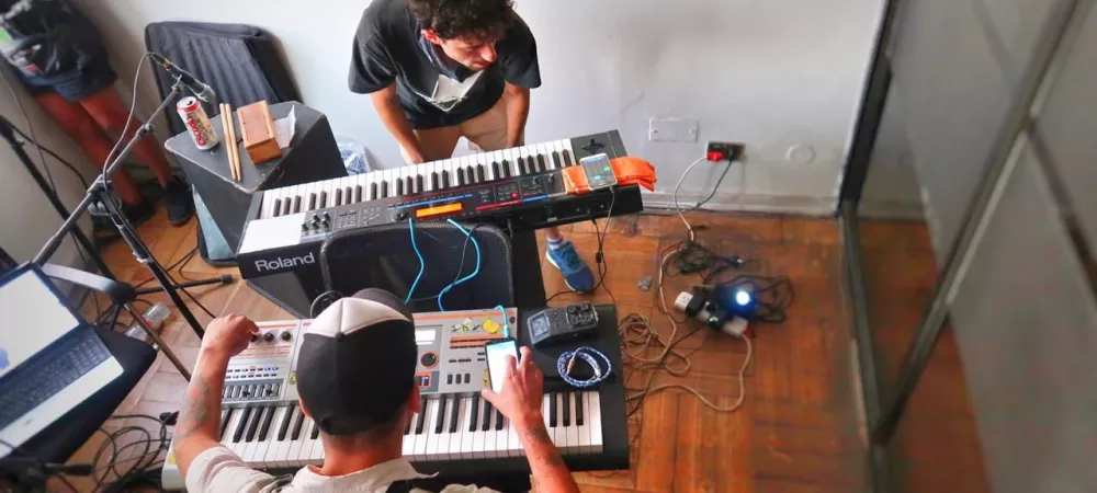 cenital de cuki y tito con pianos