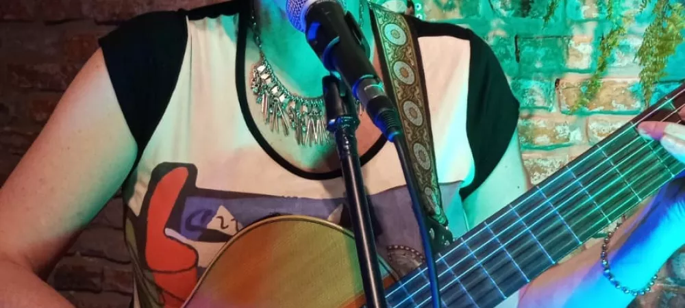 Andrea Bazzarelli cantando y tocando la guitarra en vivo