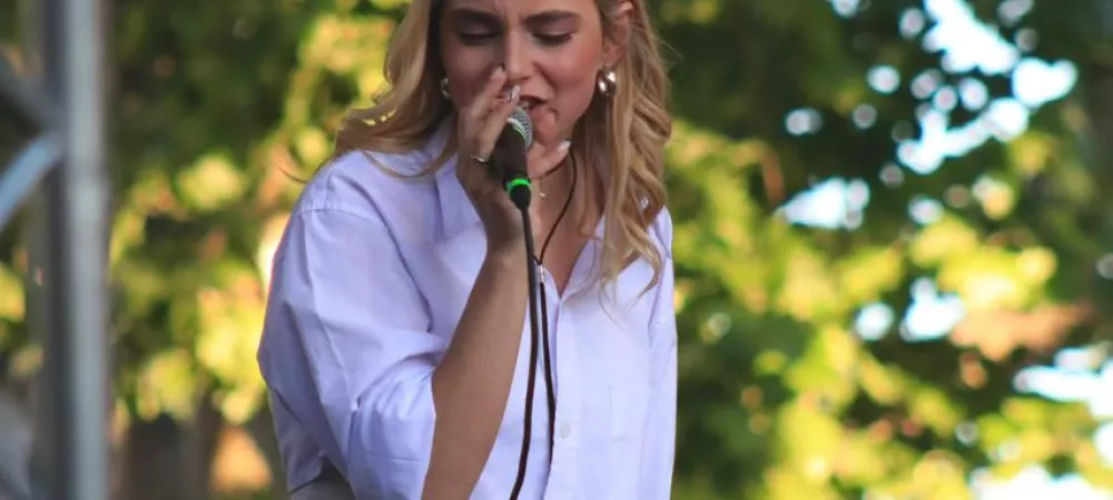 Fotografía de Anita en unos de los shows en vivo, en noviembre 2025