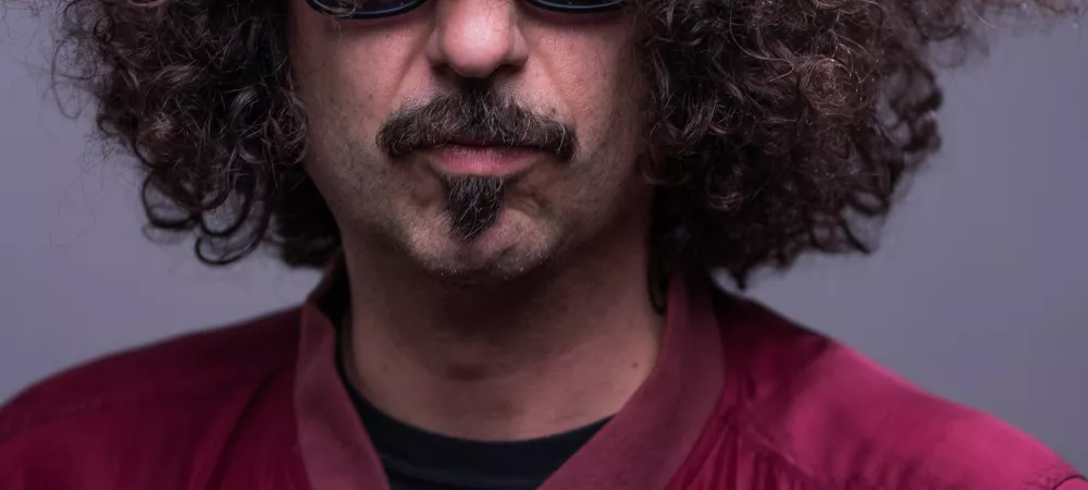 Solista Platense, con una carrera que comienza a finales de los años 90´s baterista, cantautor, compositor, multi-instrumentista, al frente de Sortie (2004-2013) como cantante, guitarra y voz principal o como baterista de Fantasmagoria (2013-2018) y Joaquin Levinton (2015-2016), entre otros proyectos, en el 2014 inicia su versión solista con el formato canción como emblema.