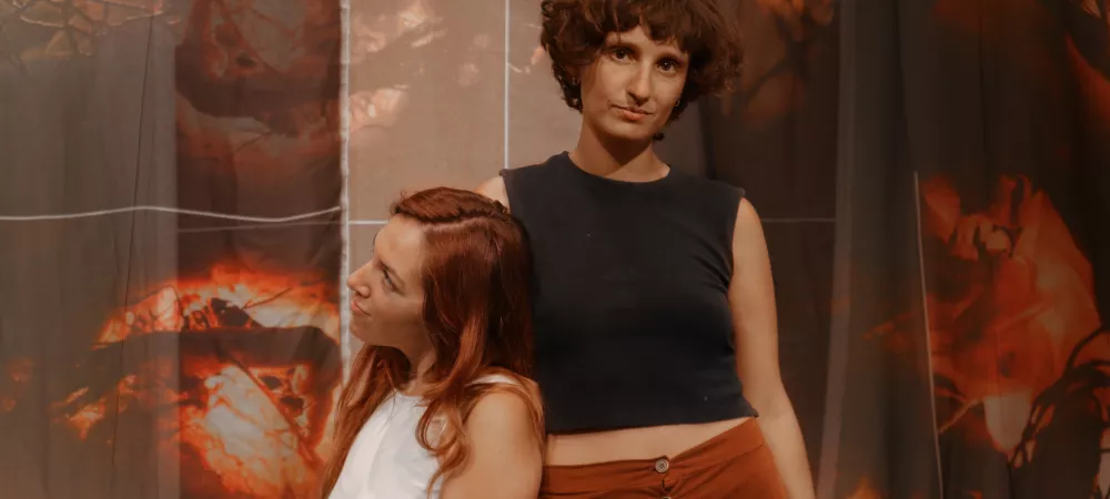 Brenda Llobet y Belén Micieli. Sesión de fotos en Galería Territorio junto a la muestra visual Acontecimientos para habitar de la artista plástica Mariana Arzola