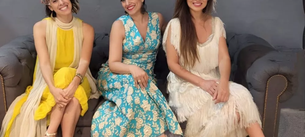 Lau Giménez Vargas, Claudia Madeo y Daniela Altamirano (de izq. a der.) antes de su presentación en la 34 fiesta nacional del chamamé