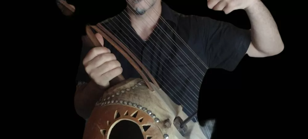 Caio tronix y su arpa africana pentatonica